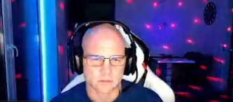 GLATZENOPA beim Streamen mit Headset